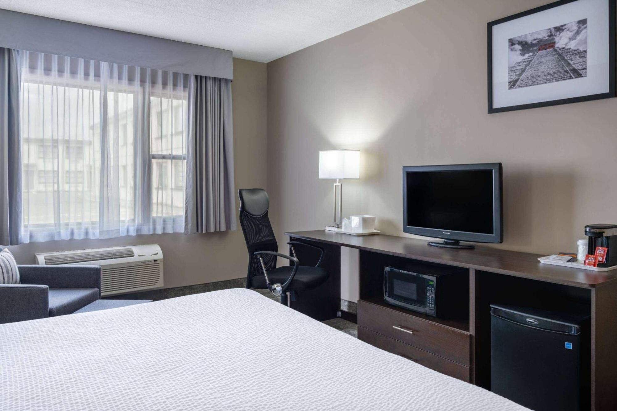 Ramada By Wyndham Thunder Bay Airlane Hotel Kültér fotó