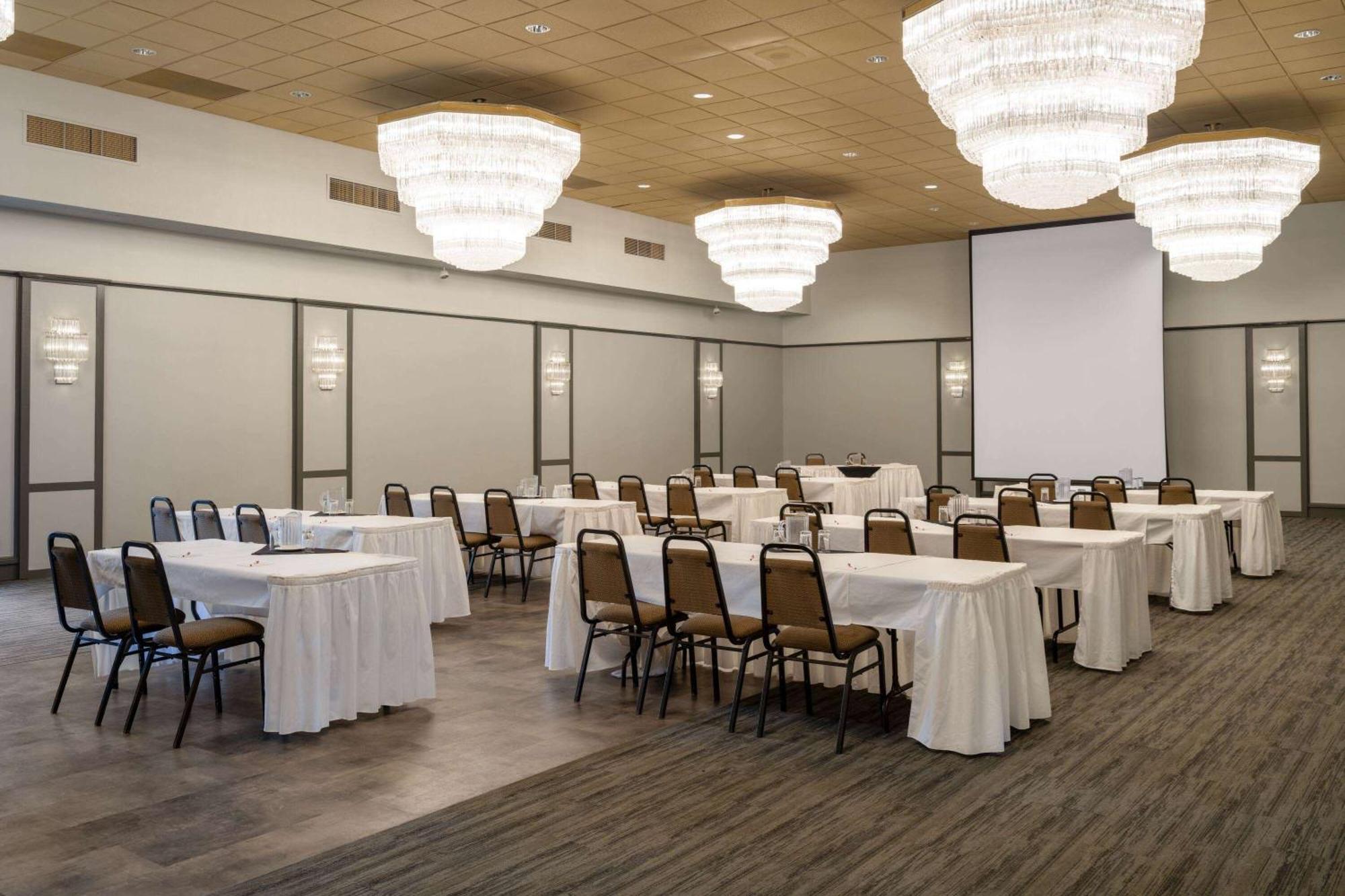 Ramada By Wyndham Thunder Bay Airlane Hotel Kültér fotó