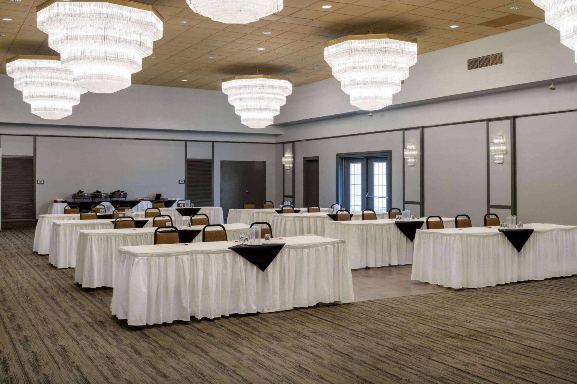Ramada By Wyndham Thunder Bay Airlane Hotel Kültér fotó