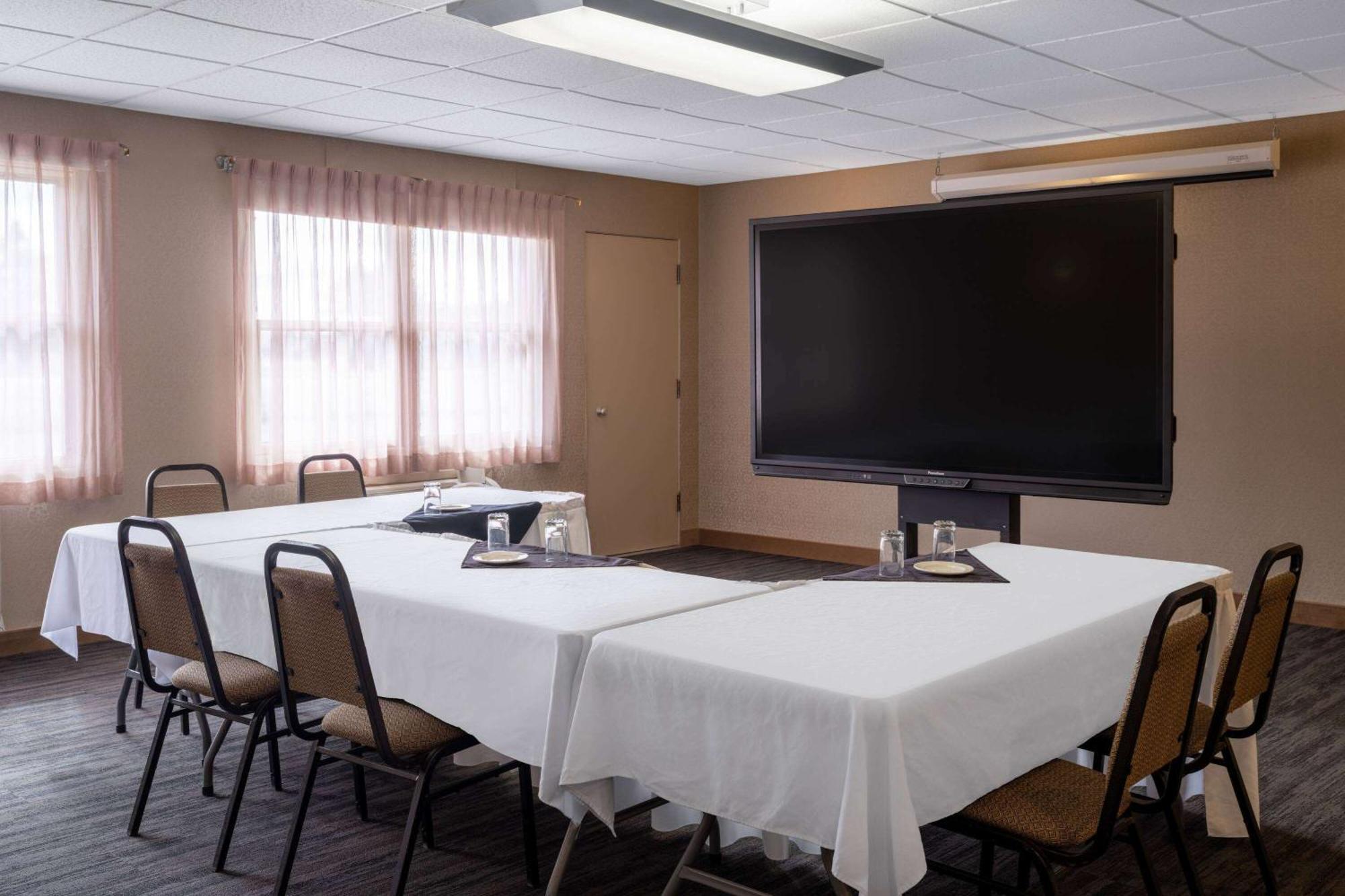 Ramada By Wyndham Thunder Bay Airlane Hotel Kültér fotó