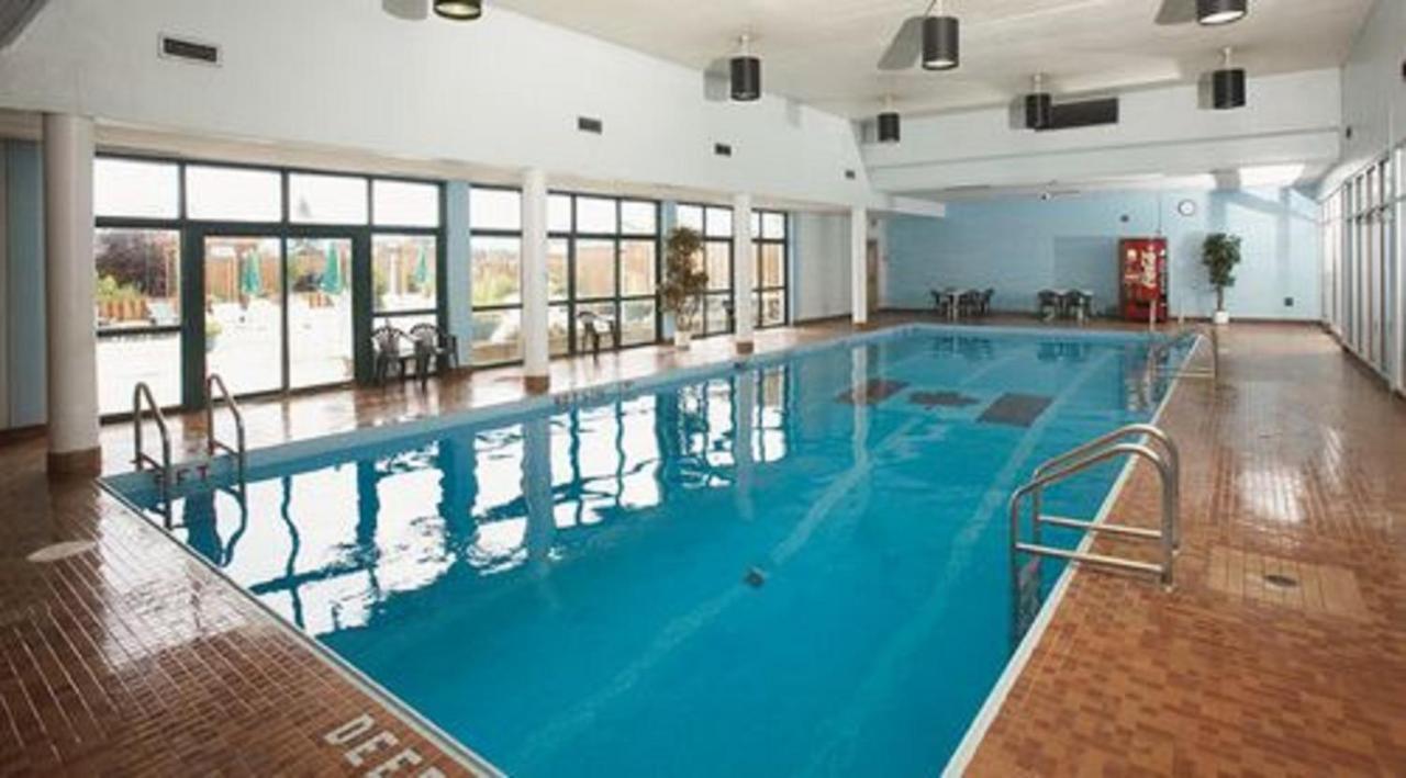 Ramada By Wyndham Thunder Bay Airlane Hotel Kültér fotó